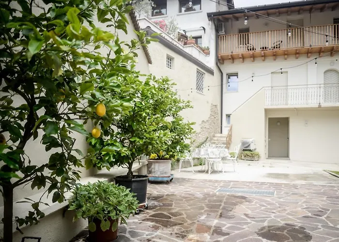 La corte dell'Elmo Salò
