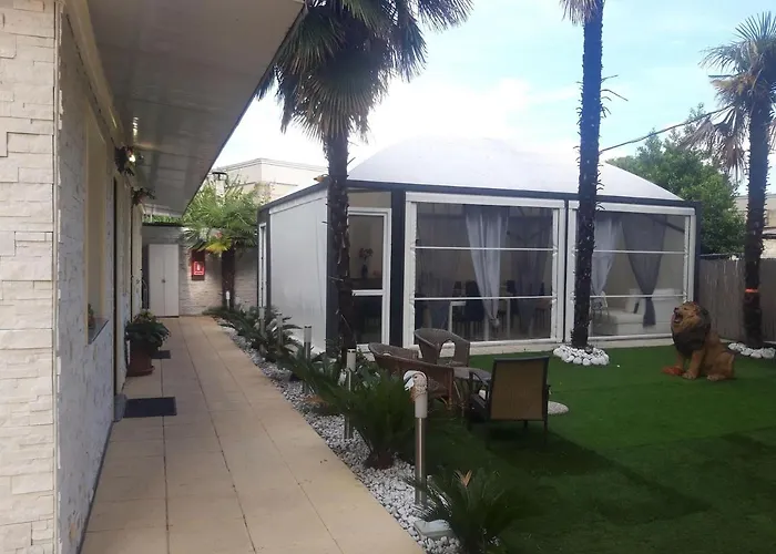 Triple Room With Private Bathroom Rho