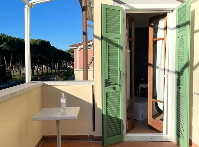 Elegante camera matrimoniale con balcone a 500 mt dal mare Marina Di Carrara