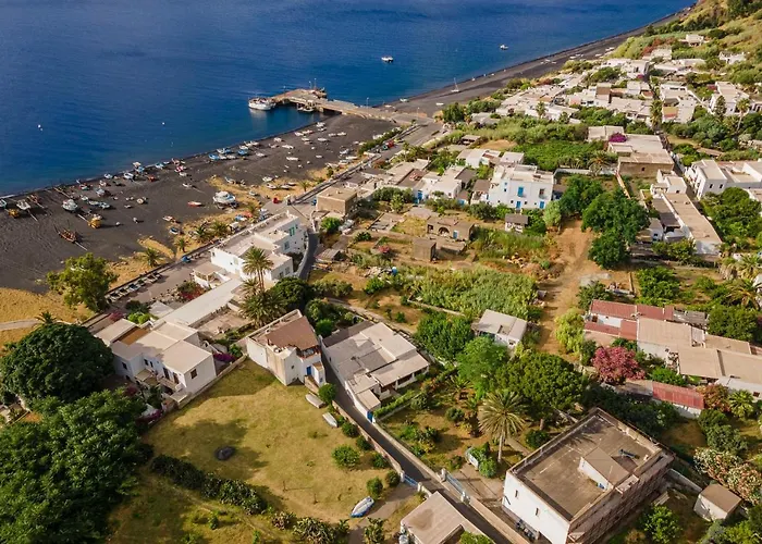 Stromboli Central Family Apartment - 3 Double Rooms