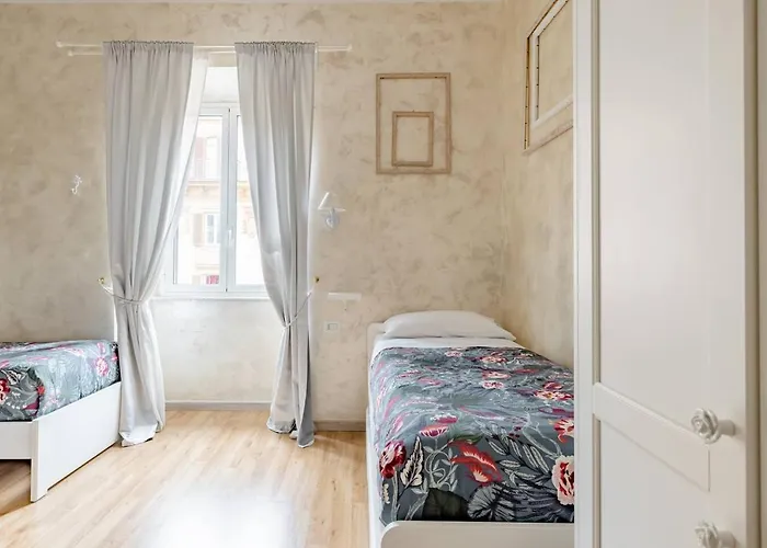 Deluxe Rooms And One Chilling Jacuzzi Suite Guesthouse Roma